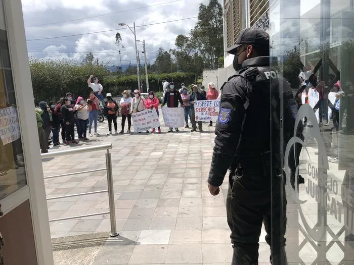 Activists and Police Outside the Court of Cotacach at the delivery of the A.P.