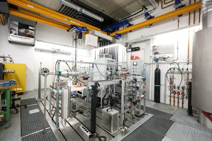 Stack test bench for fuel cells and electrolyzers at the Institute of Thermodynamics and Sustainable Propulsion Systems at TU Graz. Image source: Wolf - TU Graz