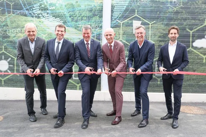Opening of the new hydrogen electrolysis test centre at TU Graz's Inffeldgasse campus.