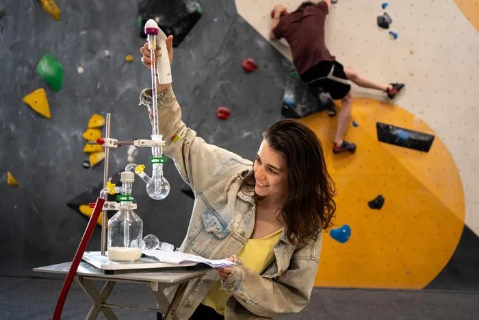 Fig. 2: Anya Sherman uses an impinger (particle measuring device) to collect particulate matter from the air in bouldering gyms in Vienna.