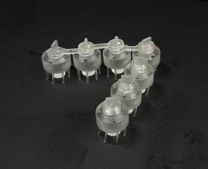 Picture 1. A V-shaped link-bot composed of self-propelled particles connected through chain-like links.