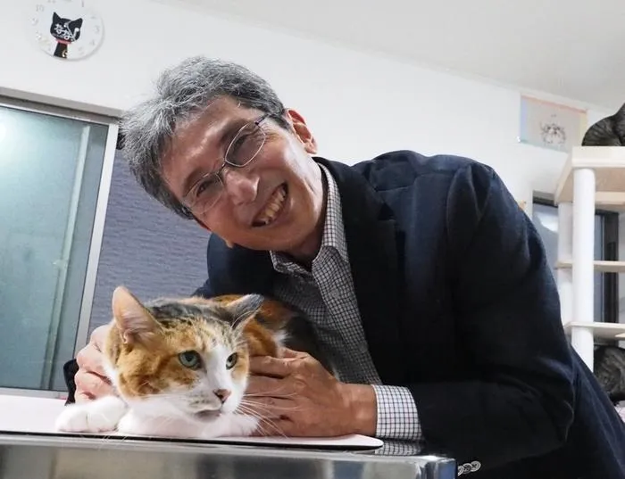 Professor Hiroyuki Sasaki with a calico cat