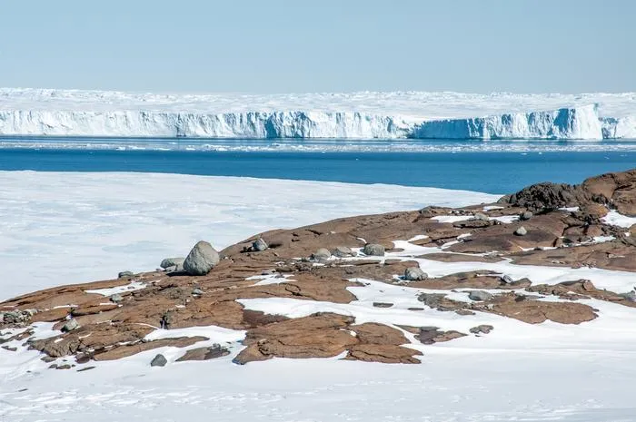 Vanderford Glacier and bedrock (R. Jones).jpg