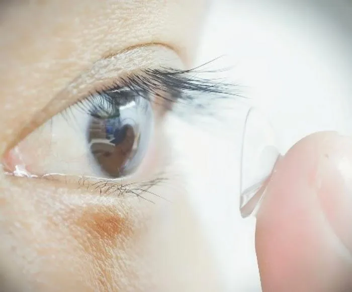 Study participant putting contacts in