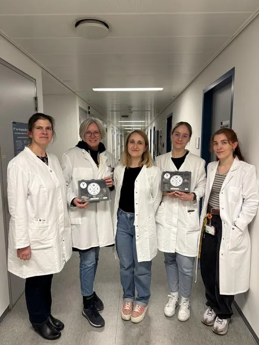 Handover of the HippoBox hardware to the stem cell differentiation and cytogenetics group by the company YURI