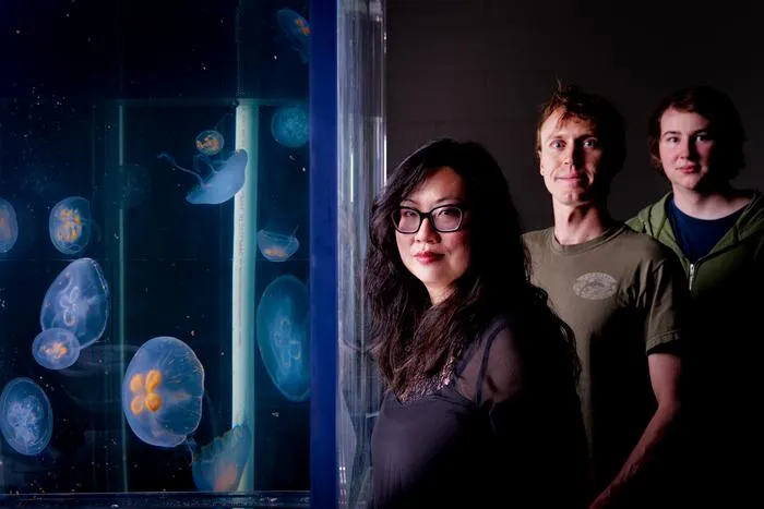 Nicole Xu photo with graduate students and jellyfish