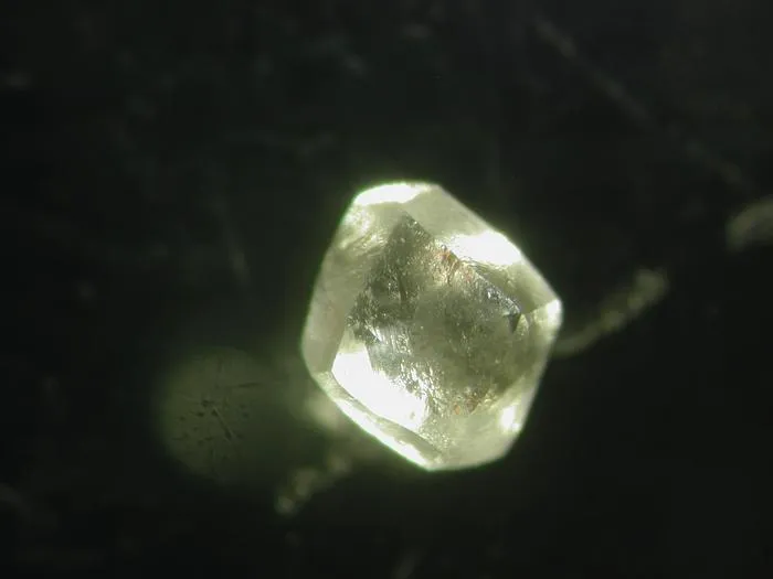 ‘Cloudy’ South African diamond with microinclusion-rich interior and clear octahedral outer zone