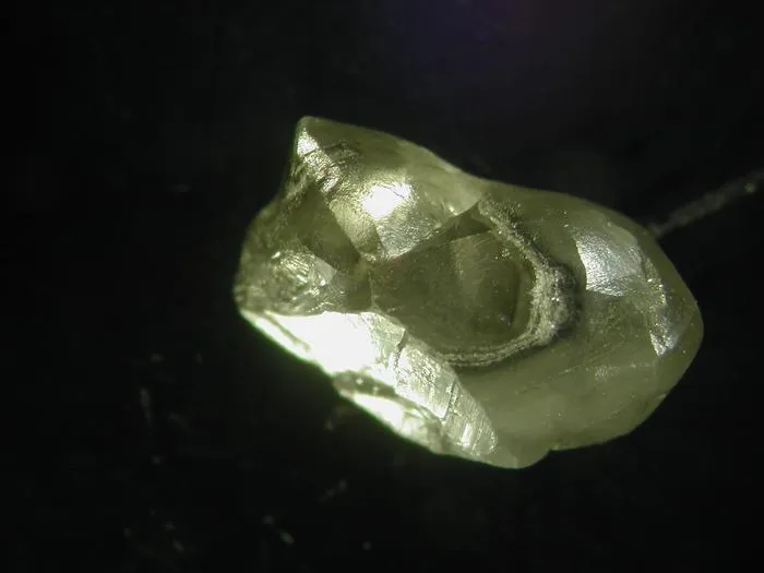 Diamond from South Africa with inclusion-rich zones and a clearer central region