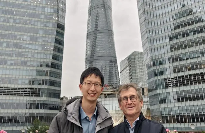 Dr. Qi Zhang and Prof. Dr. Ben Feringa in front of Shanghai Tower