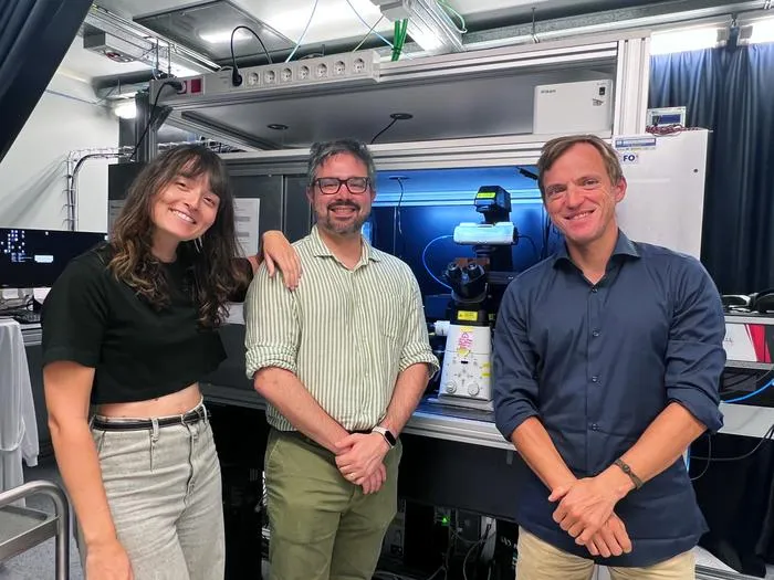 From left to right: Neus Sanfeliu-Cerdán, Frederic Català-Castro, and Michael Krieg at their laboratory at ICFO. Credit: ICFO.