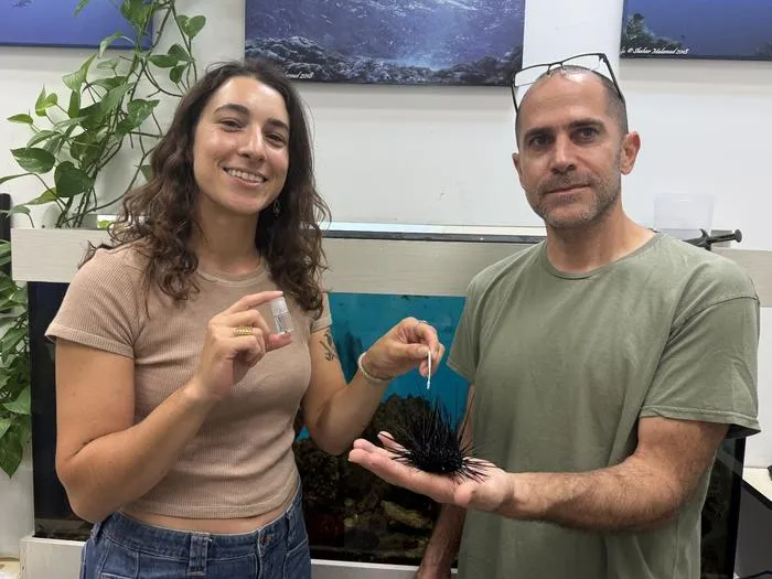 Left to right: Mai Bonomo & Dr. Omri Bronstein holding sea urchin and sample tube.