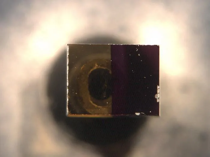 A diamond sample containing the NsH-C0 defect, with regions of different coloration which indicates varying defect content