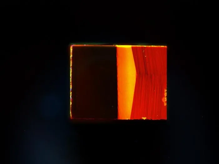 A diamond sample containing the NsH-C0 defect under UV illumination