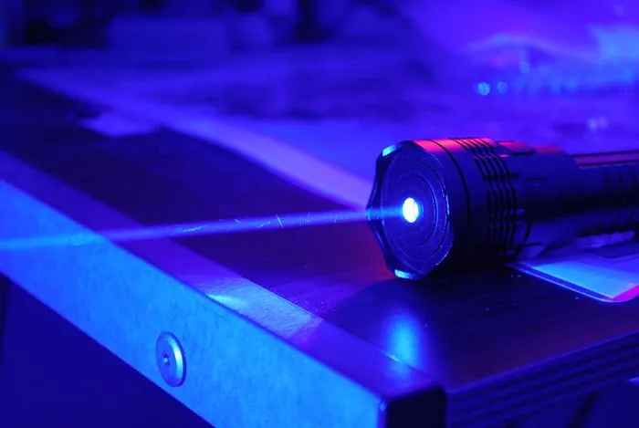 Refractive-index-guided UV-B laser diode structure on a sapphire substrate