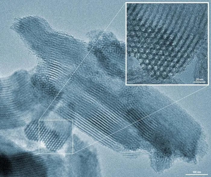 Microscopic images of the B-STING material.