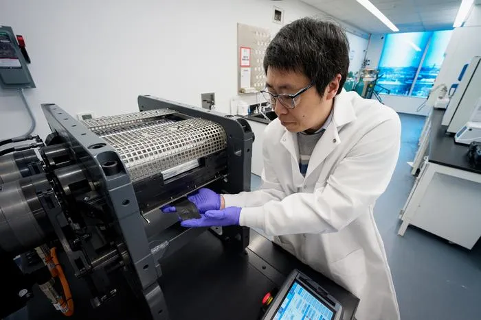 UChicago Pritzker School of Molecular Engineering (UChicago PME) Research Associate Professor Minghao Zhang
