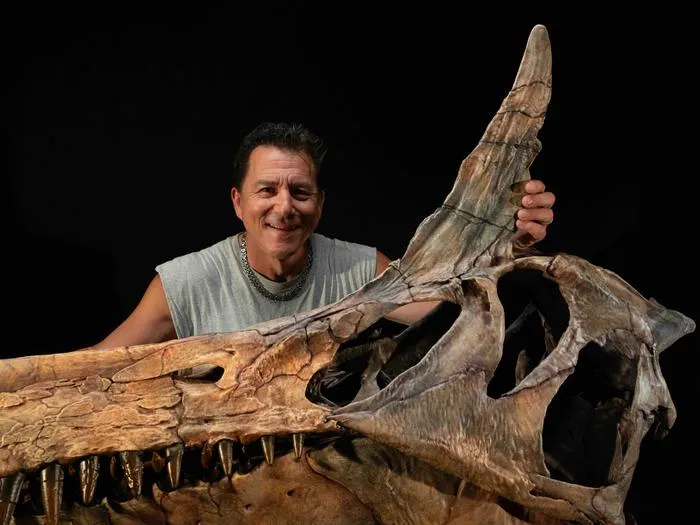 Paul & skull of Spinosaurus mirabilis