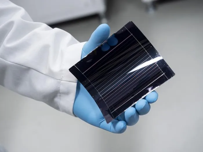 Tandem perovskite solar cell