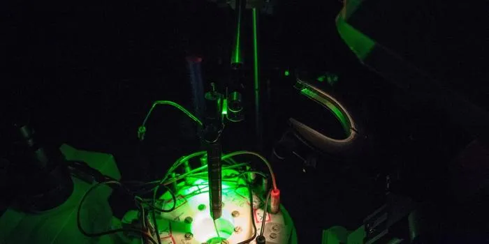 Fluorescence imaging with microscope combined with a Helmholtz coil
