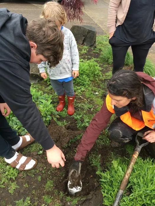 USGS' Erin Worth Deploys Nodal Seismometer with children in Oregon