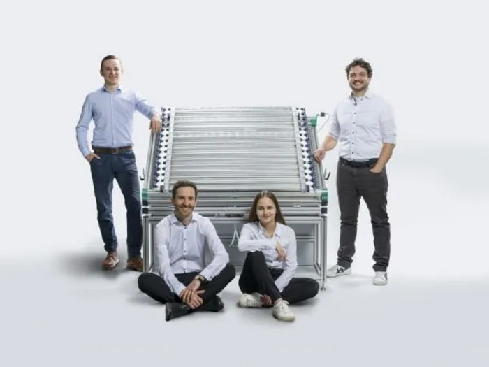 The photreon team with the prototype photoreactor panel (one square meter) for the production of pure solar hydrogen. From left: A. Dreher, P. Kant, M. Cordts, M. Rubin (photo: Amadeus Bramsiepe, KIT)