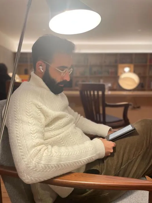 Gonçalo reading in a quiet moment outside the clinic and laboratory routine