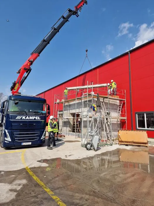 The brick walls can be dismantled and rebuilt without being damaged. Here, the building is being rebuilt following dismantling.