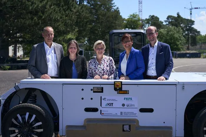 Presentation of the new U-Shift II generation (from left to right) Prof. Andreas Wagner, FKFS; Prof. Kora Kristof, Vice President for Digitalization and Sustainability, KIT; Dr. Nicole Hoffmeister-Kraut, Minister for Economic Affairs, Skilled Trades and T