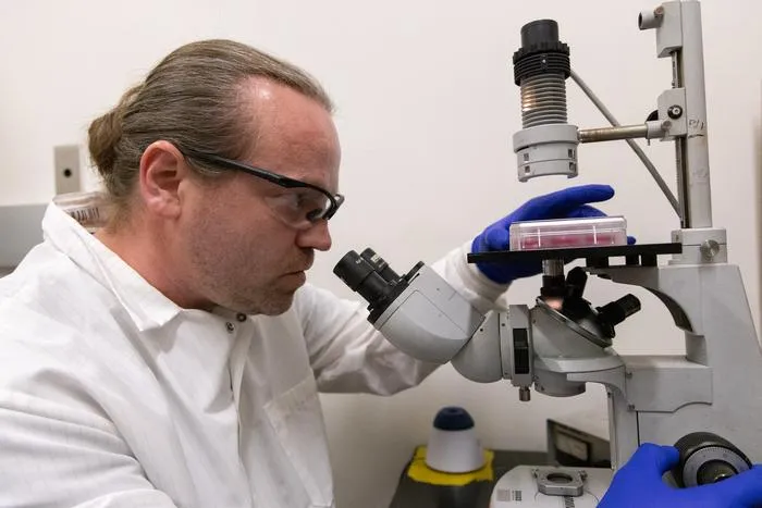 Sascha Nicklisch in the lab