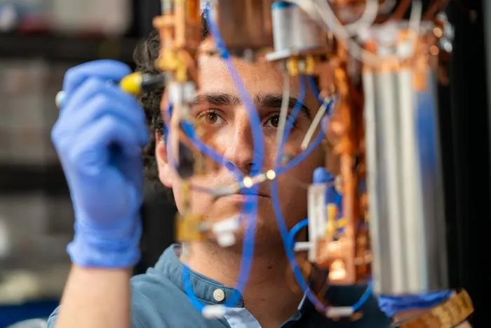 First author Alejandro Andrés-Juanes in the lab at ISTA