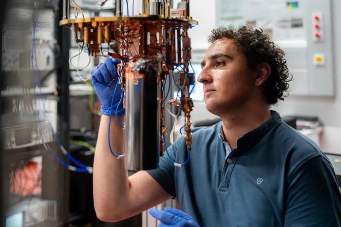 ISTA PhD student Alejandro Andrés-Juanes in the lab.