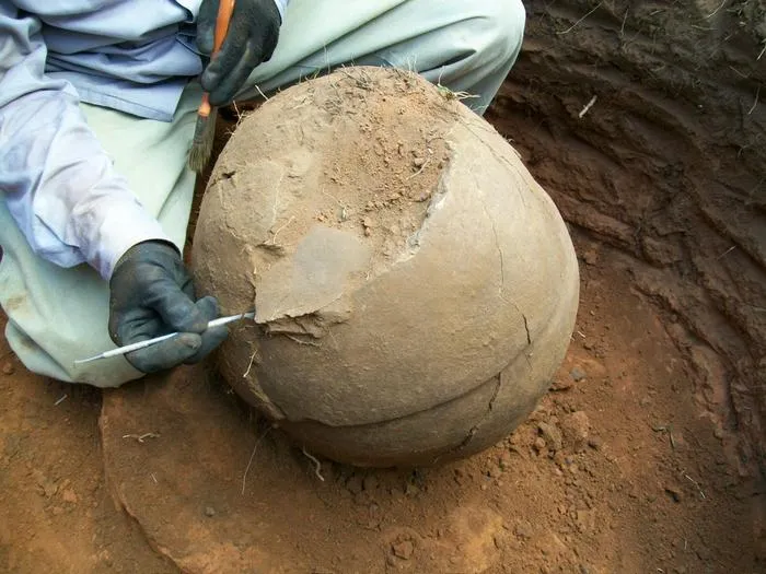 Excavation urn