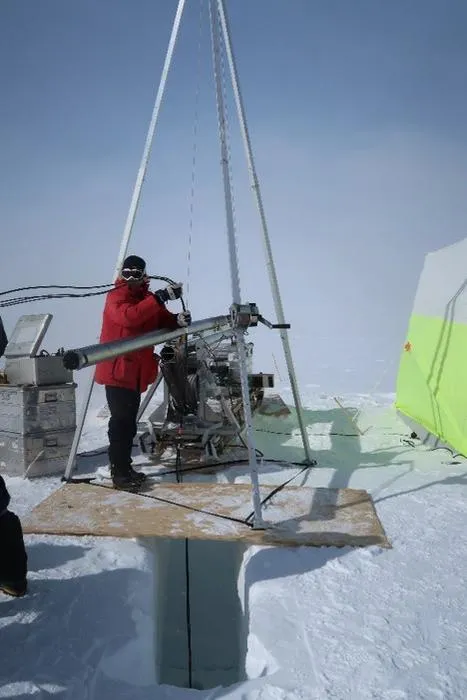 Extracting air from firn on Greenland