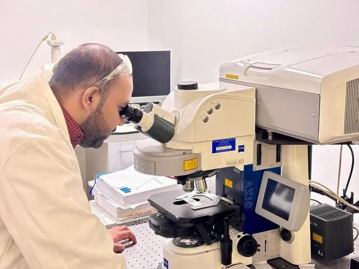 Observing skin tissue samples by confocal microscopy