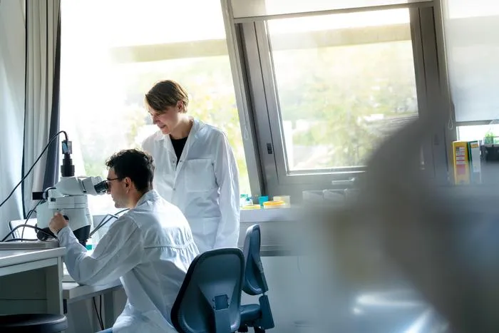 Alessandro Venturino and Sandra Siegert in the lab at ISTA