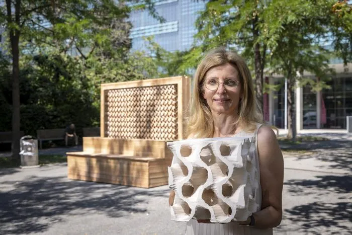 Milena Stavric from the Institute of Architecture and Media at TU Graz with a cooling cube.
