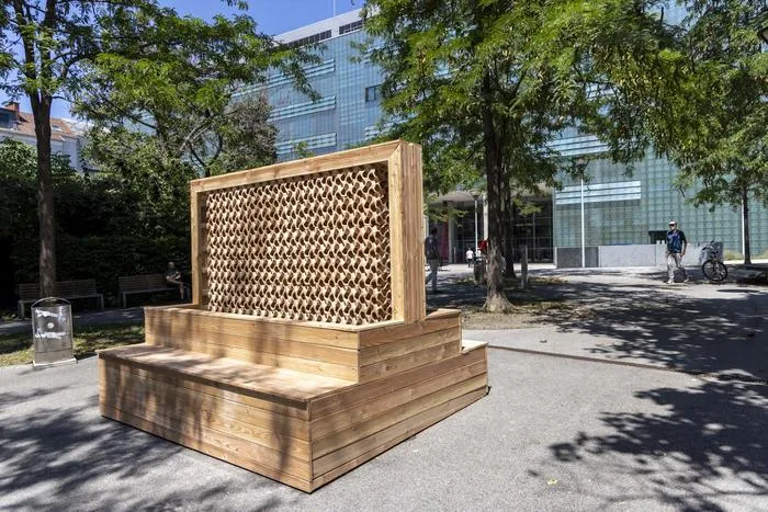 A cooling wall made from 3D-printed cubes stands on the Neue Technik campus of Graz University of Technology.
