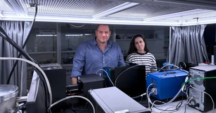 Right to left: Shahar Artzi and Ronen Gottesman in the lab