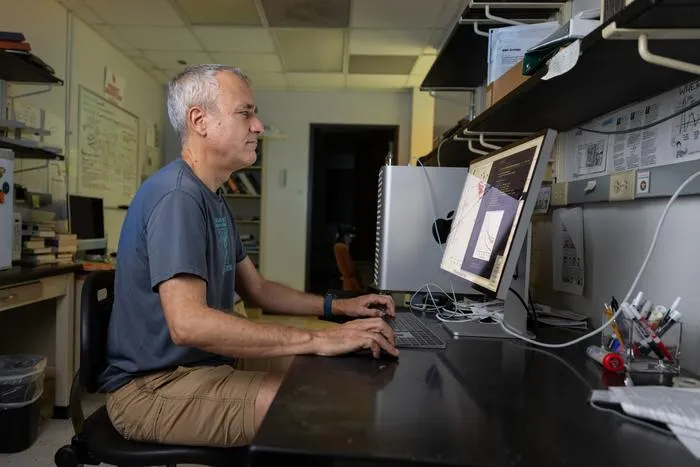 Ricardo Azevedo at computer