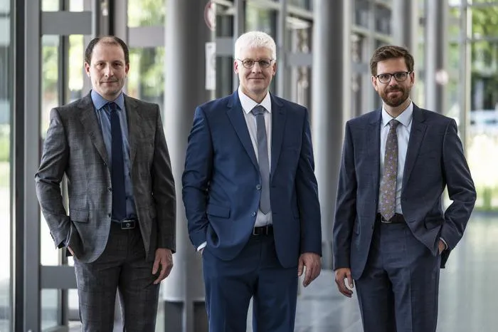 (From left) Philipp Dietrich, Christian Koos, and Matthias Lauermann – nominated for the German Future Prize. (Photo: Deutscher Zukunftspreis  / Ansgar Pudenz)