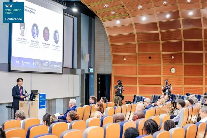 Conference opening address by Prof. Dr. Wang Zuankai (left)