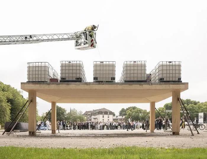 Load test of the UniversalTimberSlab demonstrator with a 20-metric-ton load in front of visitors at the Future Cleantech Festival in Remscheid.