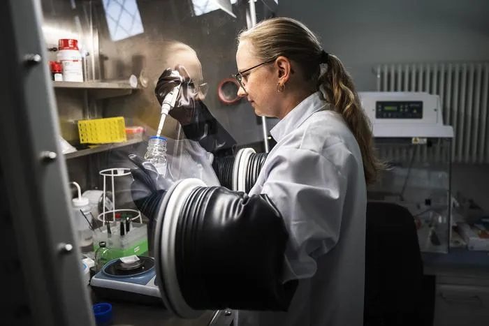 Vanessa Helmbrecht, doctoral student working with Prof. Dr. William Orsi in the Department of Geo- and Environmental Sciences, Paleontology & Geobiology, in the lab.