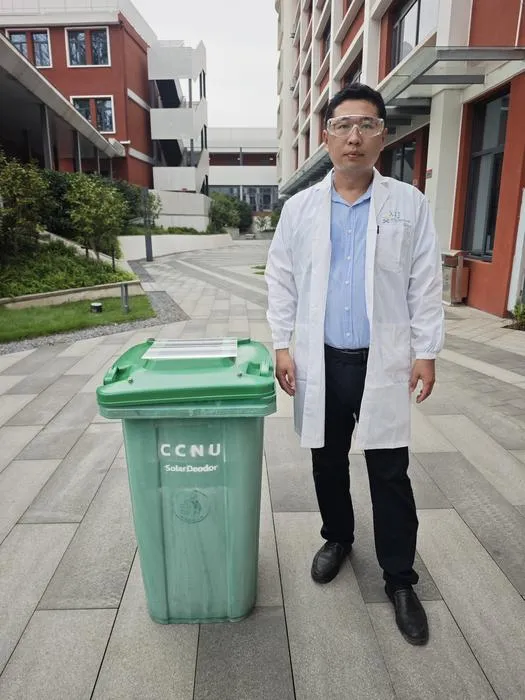 Sunlight and a catalyst in a trashcan lid get rid of garbage stink
