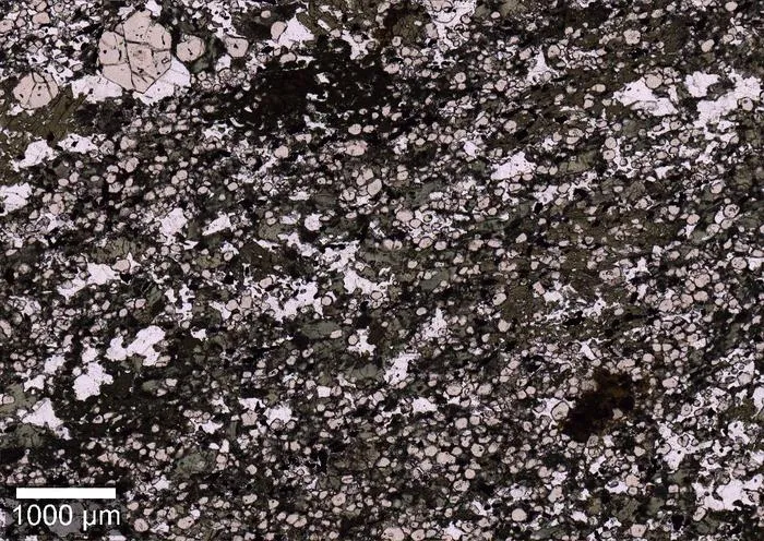 Microscope image of a thin section from the eclogite – the rock which was studied for this research.