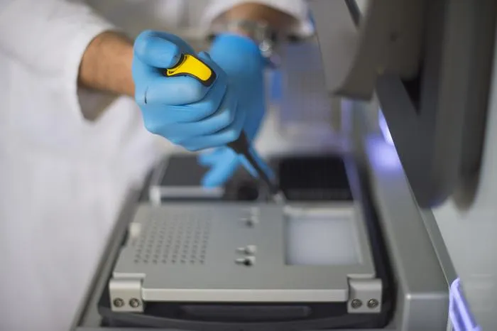 Pipetting lab image