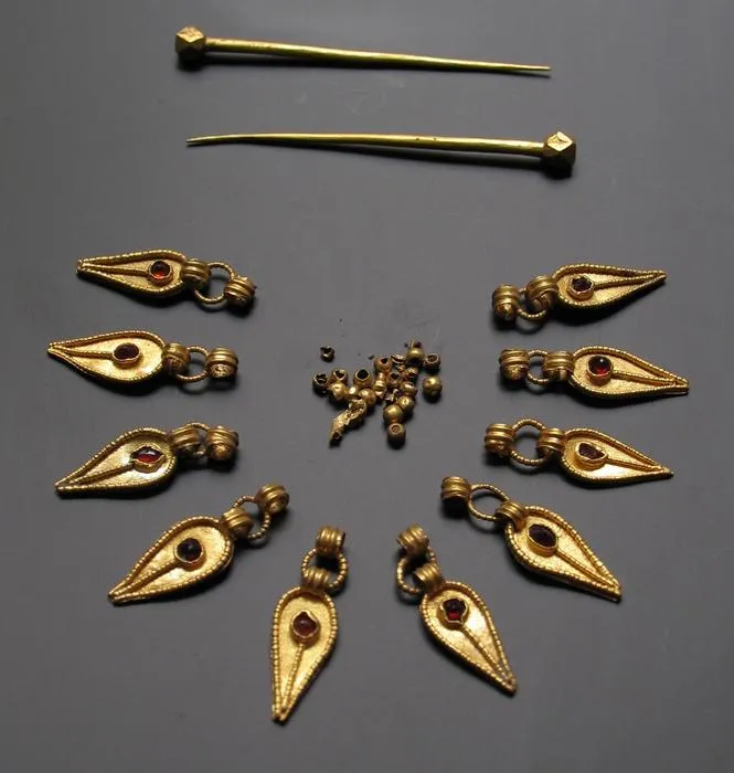 Gold pins and other grave goods