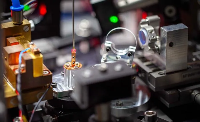 Laser threshold magnetometry